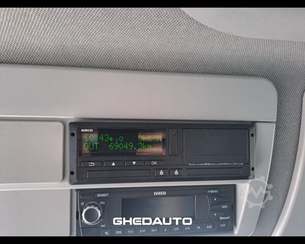 Standart çekici ünitesi IVECO MOTRICE IVECO EUROCARGO 180 320 CASSONE CON CENTINA E SPONDA IDRAULICA