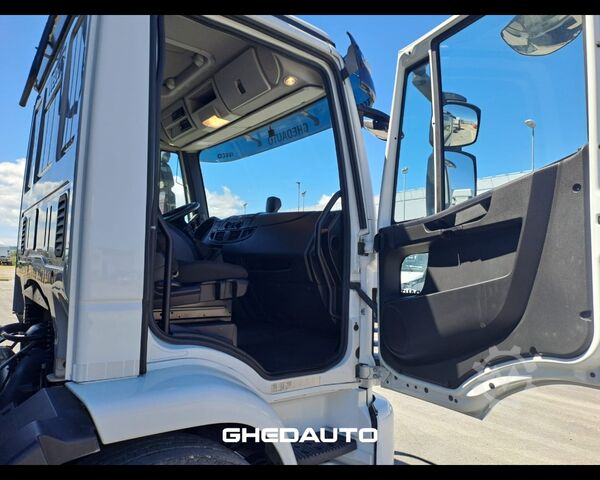 Standart çekici ünitesi IVECO MOTRICE IVECO EUROCARGO 180 320 CASSONE CON CENTINA E SPONDA IDRAULICA