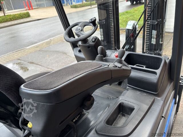 Chariot élévateur électrique à 4 roues Linde E30L-01