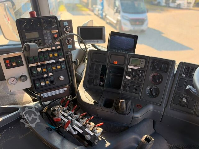 Veegmachine SCANIA P94 GB 4x2 NA 230 Kehrmaschine