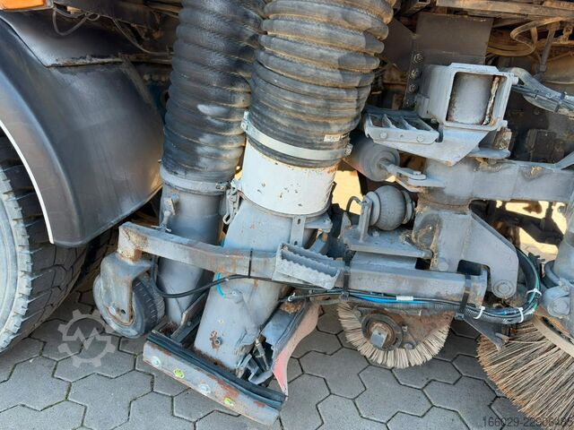 Veegmachine SCANIA P94 GB 4x2 NA 230 Kehrmaschine