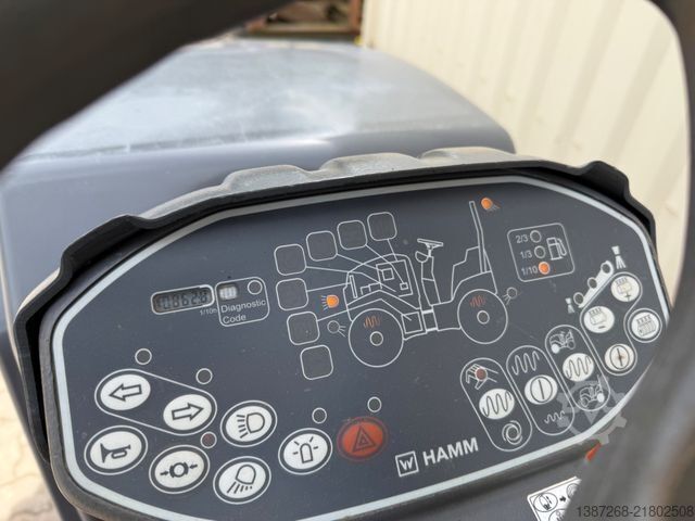 Jednoválcový válec HAMM HD8VV / 2018 BJ / 862 H / 1.580 KG