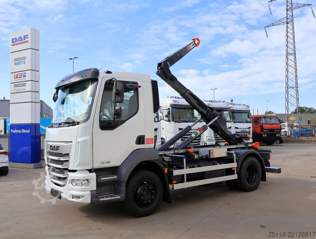 Camión portacontenedores de gancho DAF XB 290 FA 16 ton - SCARRABILE A GANCIO