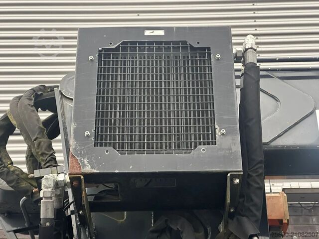 Vrachtwagen met kraan Mercedes-Benz Axor 3243 8X4 BB + MKG HMK 350  + JIB MONTAGEKR...