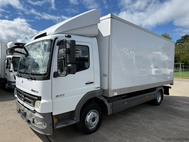 Vrachtwagen met bakwagen MERCEDES-BENZ ATEGO 922 L Kühlkoffer 5 m LBW 1 T*THERMOKING