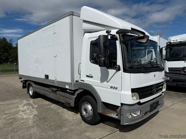 Vrachtwagen met bakwagen MERCEDES-BENZ ATEGO 922 L Kühlkoffer 5 m LBW 1 T*THERMOKING