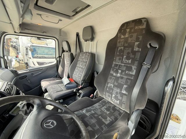 Vrachtwagen met bakwagen MERCEDES-BENZ ATEGO 922 L Kühlkoffer 5 m LBW 1 T*THERMOKING