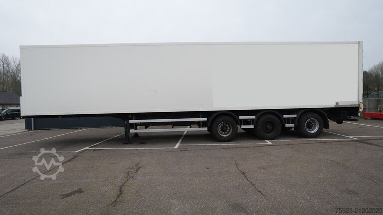 Suitcase Jumbo Closed box trailer with chain system