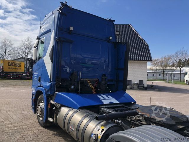 Standaard trekker SCANIA R410 N323 LNG Retarder beschädigt
