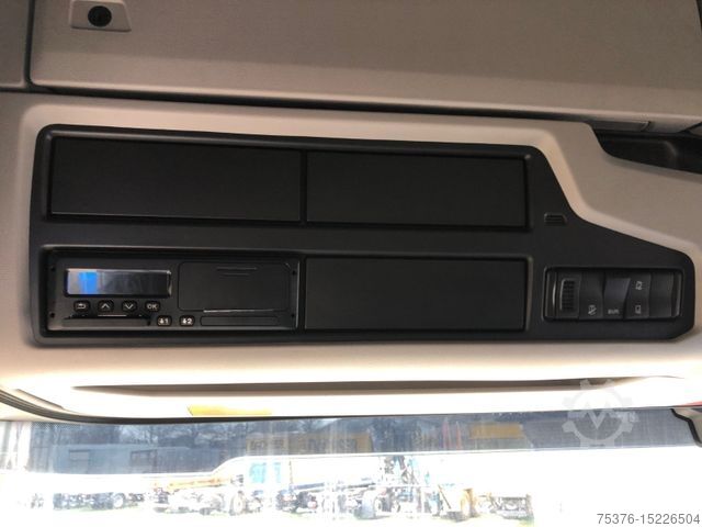 Standaard trekker SCANIA R410 N323 LNG Retarder beschädigt