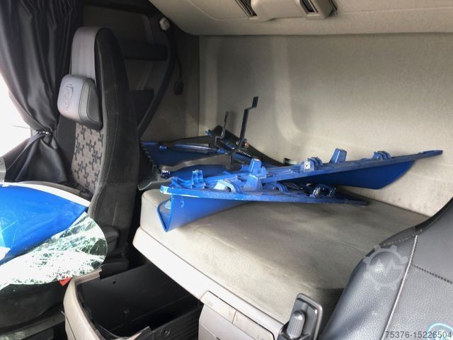 Standaard trekker SCANIA R410 N323 LNG Retarder beschädigt