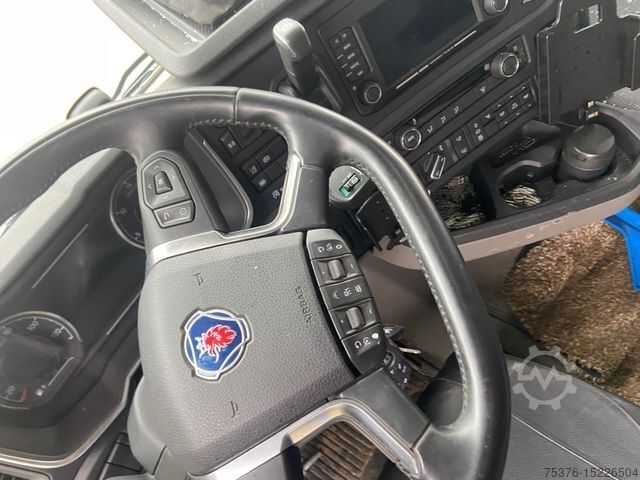 Standaard trekker SCANIA R410 N323 LNG Retarder beschädigt