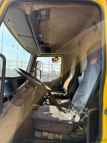Vrachtauto met open laadbak Renault D220