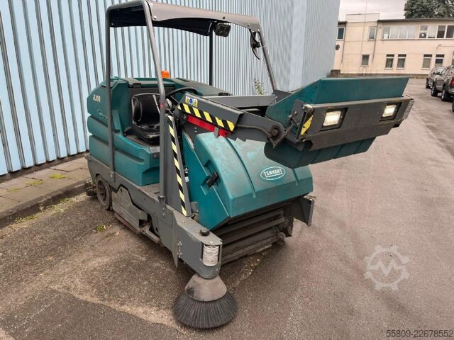 Vakuový zametač Tennant 8300