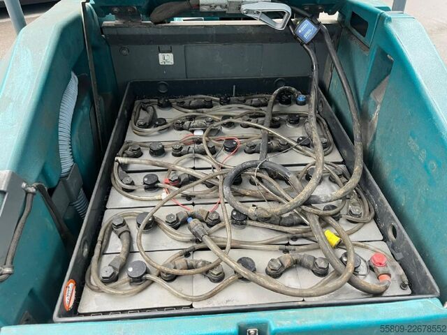 Kehrsaugmaschine Tennant 8300