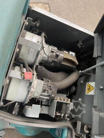 Kehrsaugmaschine Tennant 8300