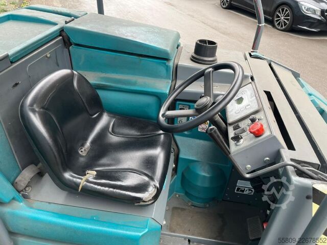 Kehrsaugmaschine Tennant 8300