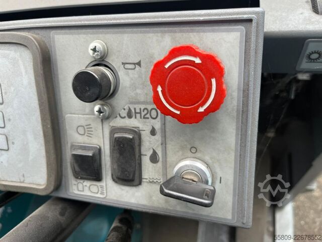 Kehrsaugmaschine Tennant 8300