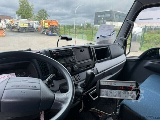 Bestelwagen Mitsubishi Fuso Canter Winterdienst Salzstreuer