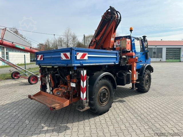 Ciężarówka z płaską platformą UNIMOG U 427 4x4 / Kran Atlas 130 / Winde