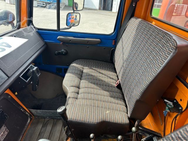 Ciężarówka z płaską platformą UNIMOG U 427 4x4 / Kran Atlas 130 / Winde