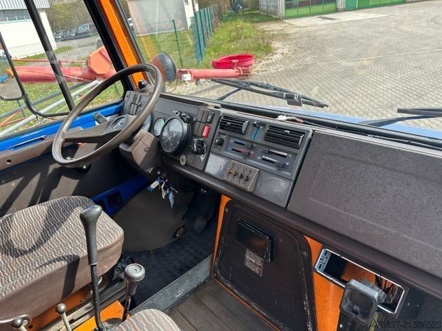 Ciężarówka z płaską platformą UNIMOG U 427 4x4 / Kran Atlas 130 / Winde