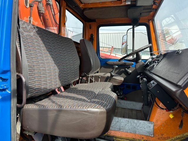 Ciężarówka z płaską platformą UNIMOG U 427 4x4 / Kran Atlas 130 / Winde