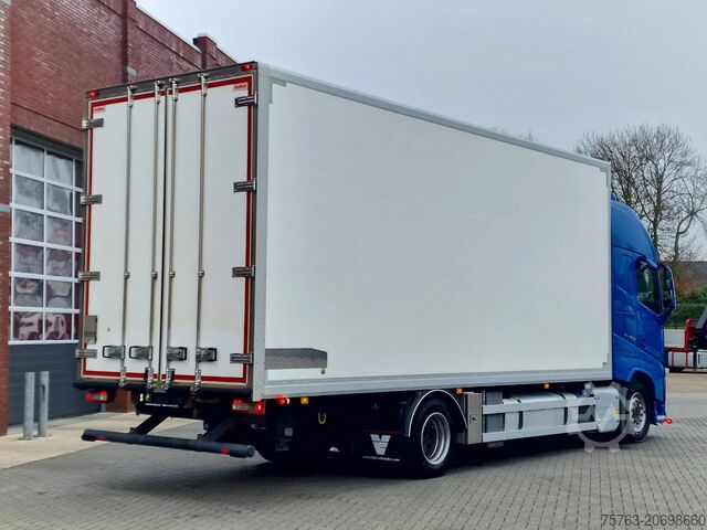 Koffer Volvo FH 13.460 Globetrotter XL 4x2 - Box with side d...