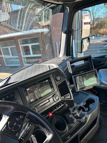 Lastbilmonteret kran MERCEDES-BENZ 3253 + HIAB 302 Kran 8x2-4 HAD ALLRAD