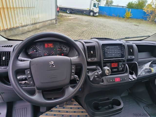Vrachtwagen met bakwagen PEUGEOT Boxer Premium Koffer Extra Tief mit Klappe !