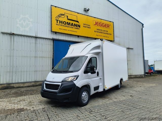 Vrachtwagen met bakwagen PEUGEOT Boxer Premium Koffer Extra Tief mit Klappe !