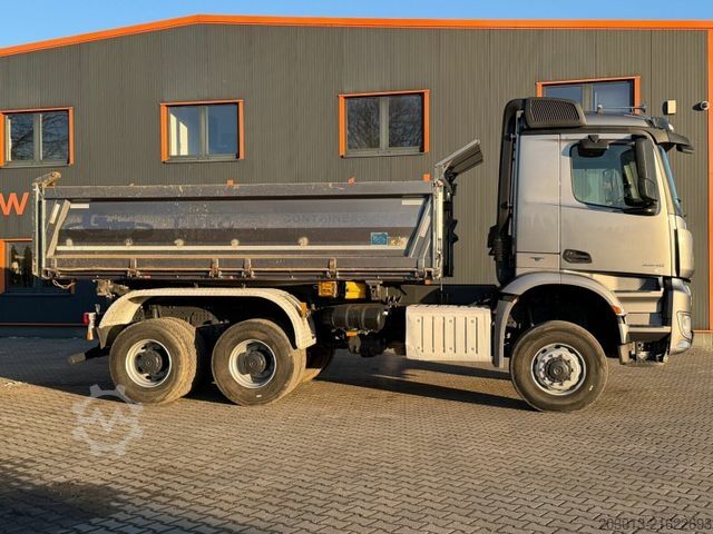 Camión volquete trilateral MERCEDES-BENZ AROCS 3345 6x6 Euro 6 Kipper mit Bordmatik