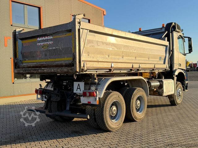 Camión volquete trilateral MERCEDES-BENZ AROCS 3345 6x6 Euro 6 Kipper mit Bordmatik