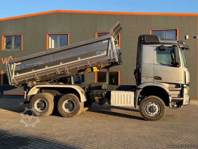 Camión volquete trilateral MERCEDES-BENZ AROCS 3345 6x6 Euro 6 Kipper mit Bordmatik