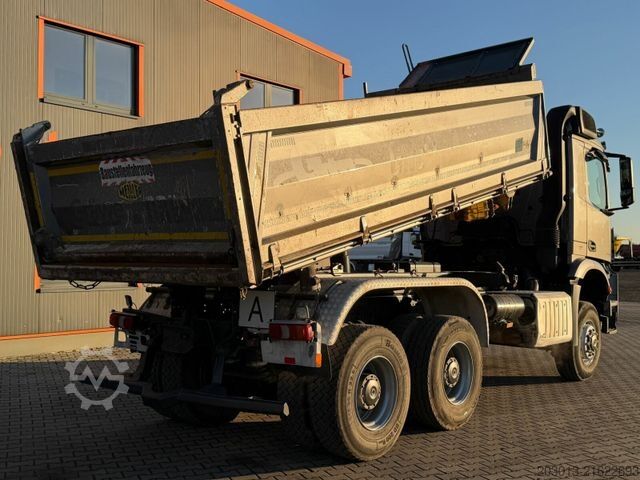 Camión volquete trilateral MERCEDES-BENZ AROCS 3345 6x6 Euro 6 Kipper mit Bordmatik