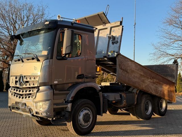 Camión volquete trilateral MERCEDES-BENZ AROCS 3345 6x6 Euro 6 Kipper mit Bordmatik