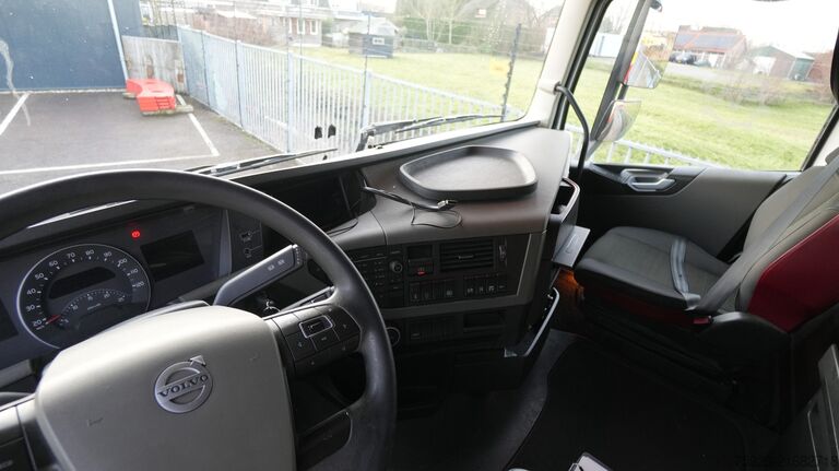 Standard-SZM Volvo FH 420 LNG Globetrotter tractor unit