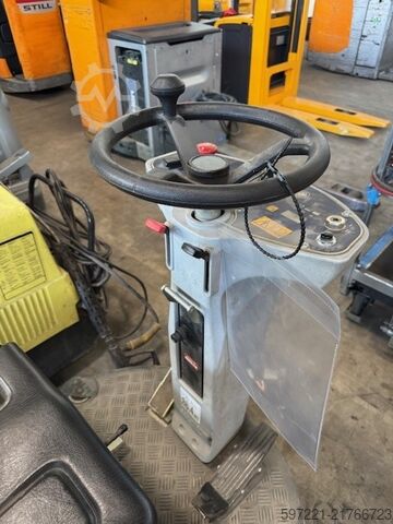 Măturătoare cu operator la bord Nilfisk SR1000S --> res. CP 18.06.2026!