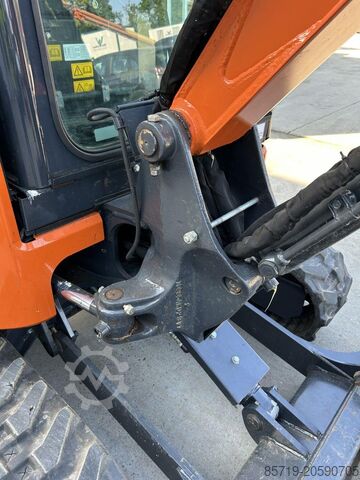 Mini escavatore Hitachi ZX26U-6 (9989)