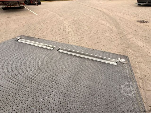 Brandalı açık yarı römork  Citysatte gelenkt Planen Auflieger mit LBW + ZWG