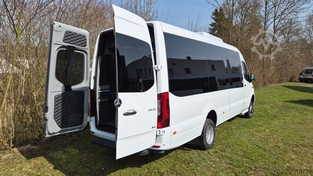 Minibüs MERCEDES-BENZ 519  Allrad 4 x 4 Lagerfahrzeug Stock 20 Sitzer
