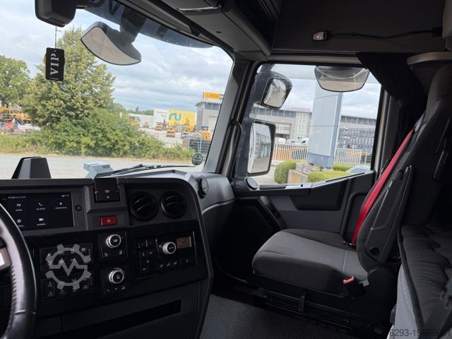 Veszélyes anyagokat szállító teherautó RENAULT T 480