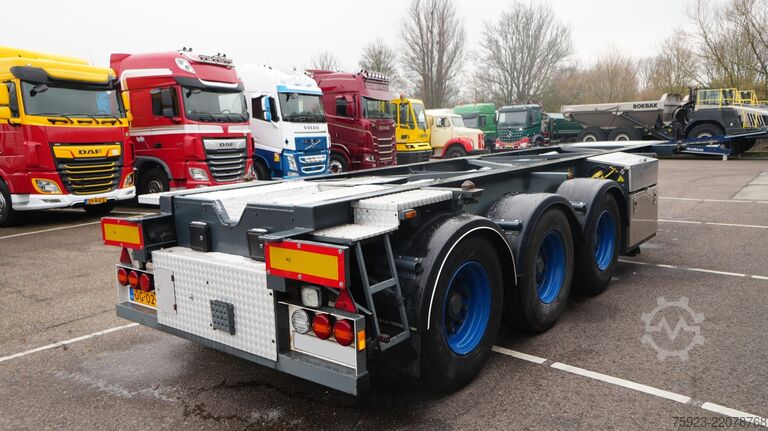 Transport af containere Van Hool 20 ft tank container transport trailer