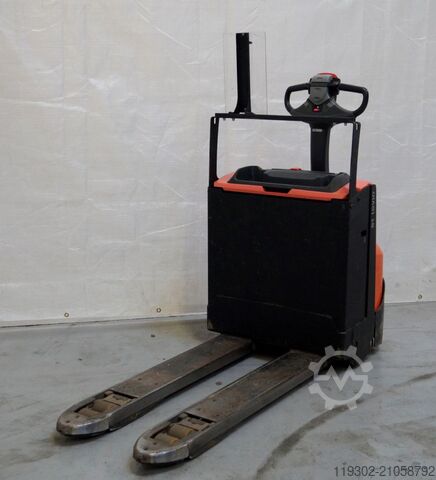 Electric Pallet Truck Toyota LWE 200