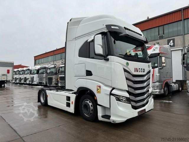 Volume trekker IVECO S-WAY 530 * RETARDER * 2 X TANK * MIT AUFLIEGER