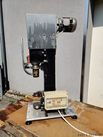 Crowncorker poloautomat pro 26mm vránu