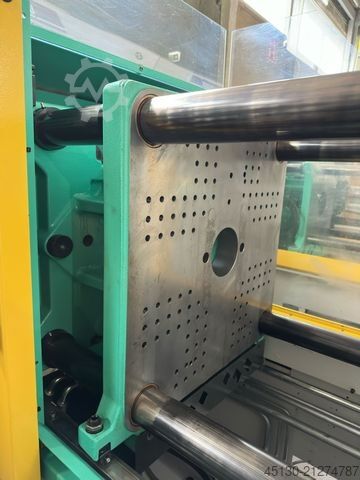 Injection molding machine Arburg 470C 1500-400 mit dem Roboter