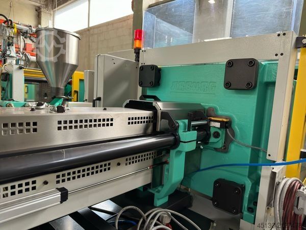 Injection molding machine Arburg 470C 1500-400 mit dem Roboter