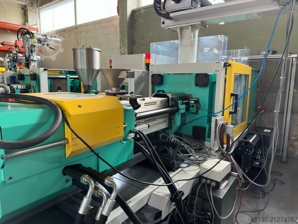 Injection molding machine Arburg 470C 1500-400 mit dem Roboter