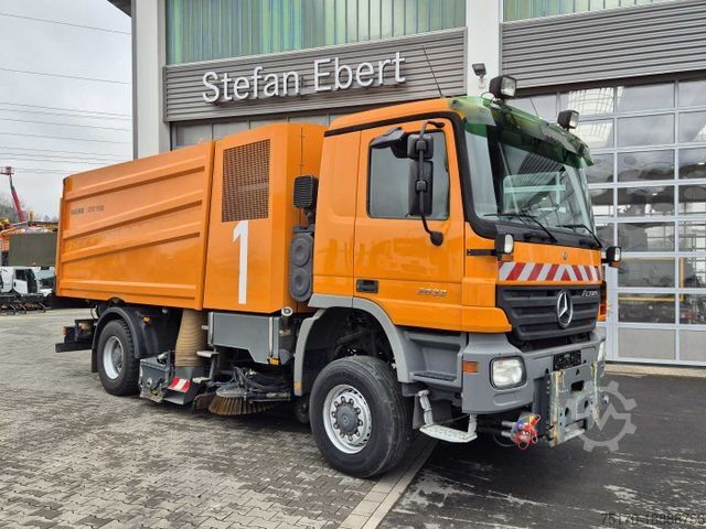 Silniční zametač MERCEDES-BENZ Actros 2032 A 4x4 Bucher STKF 9500 Airport